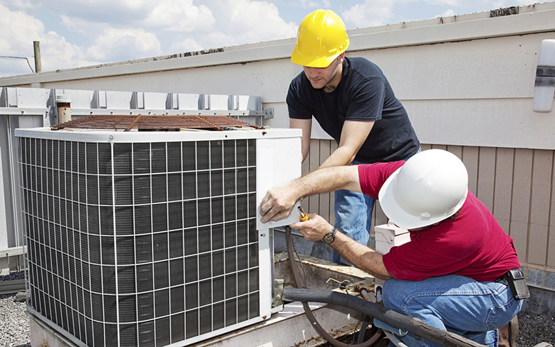 Serwisant HVAC pracujący z narzędziami Elitech